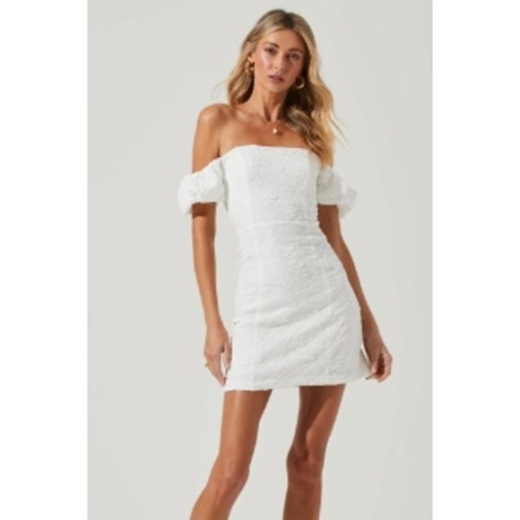 Astr Dresses & Skirts - ASTR The Label Raina Off Shoulder Puff Sleeve Crinkle Mini Dress - White - Large